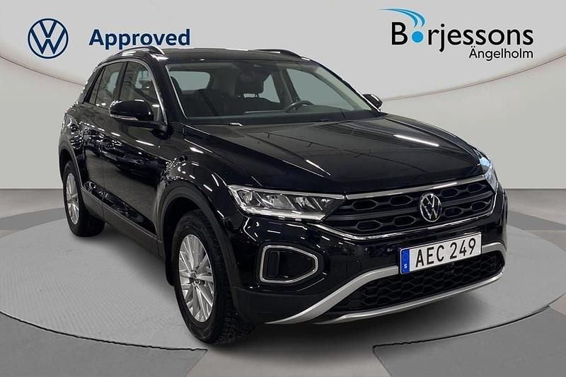 Svart Begagnad 2022 VW T-Roc Life SUV | 219 000 kr (Marknadspris) - Bild 1/4
