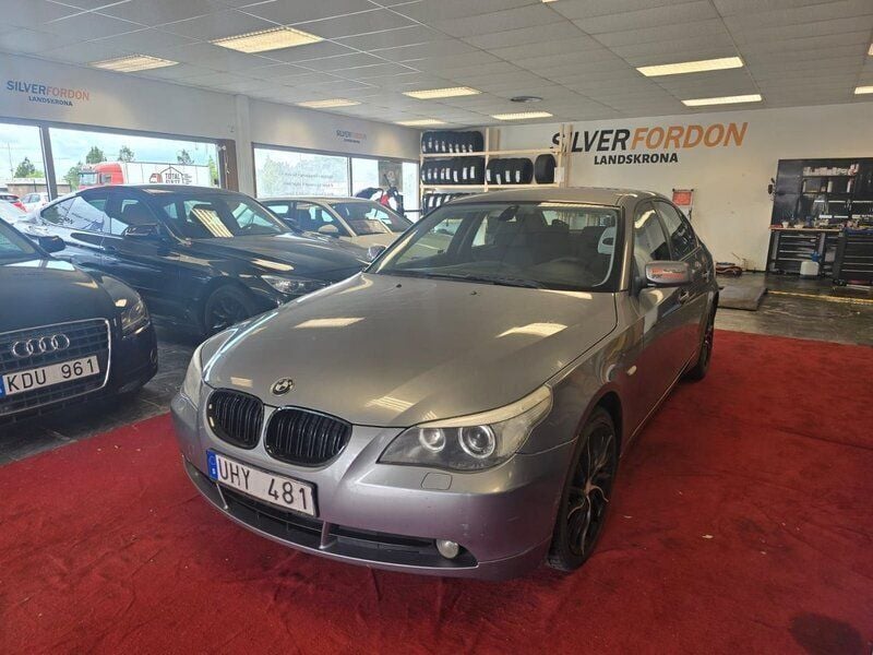 Ljusgrå Begagnad 2003 BMW 520 Sedan | 39 900 kr (Marknadspris) - Bild 1/4