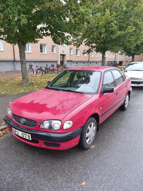 Begagnad 2001 Toyota Corolla Halvkombi | 12 000 kr (Marknadspris) - Bild 1/2