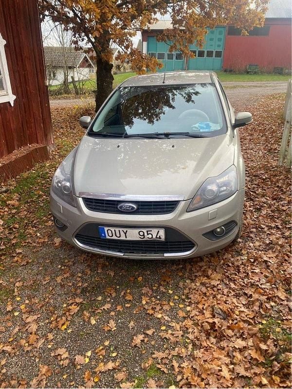 Grå Begagnad 2010 Ford Focus Titanium Kombi | 12 000 kr (Superpris) - Bild 1/4