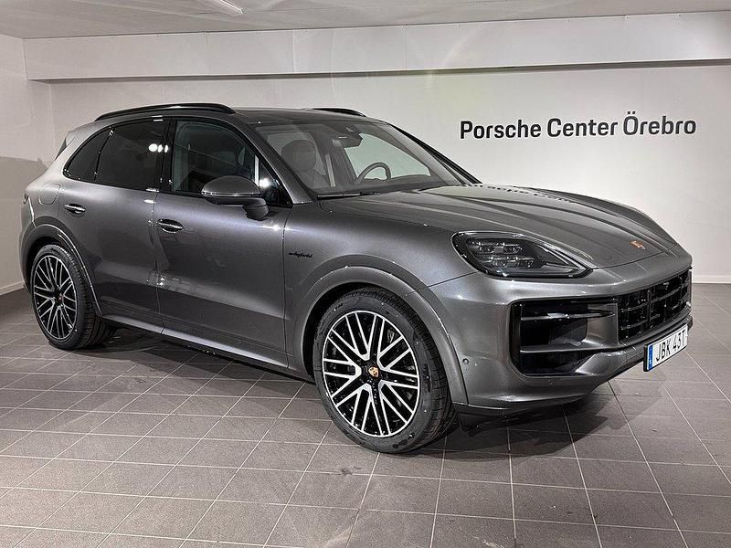 Grå Ny 2025 Porsche Cayenne SUV | 1 495 000 kr (Lite dyr) - Bild 1/4
