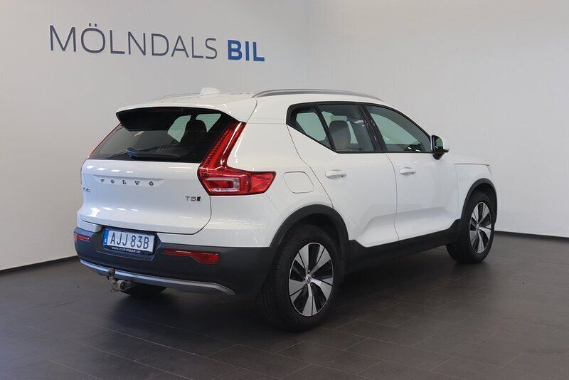 Begagnad Volvo XC40 Momentum 263 HK (193 kW) 2020 Vit SUV