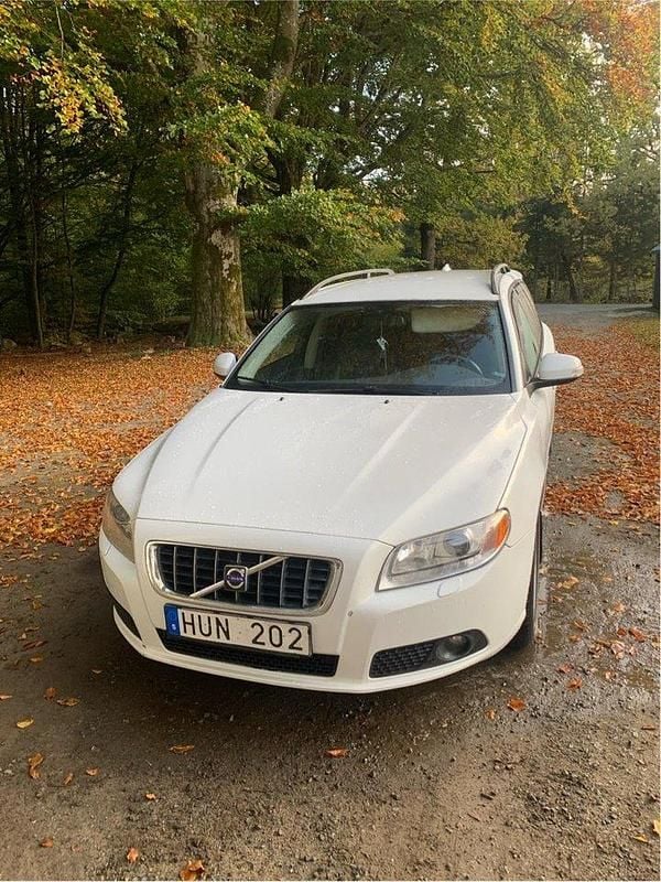 Vit Begagnad 2009 Volvo V70 Momentum Kombi | 49 000 kr (Bra pris) - Bild 1/4