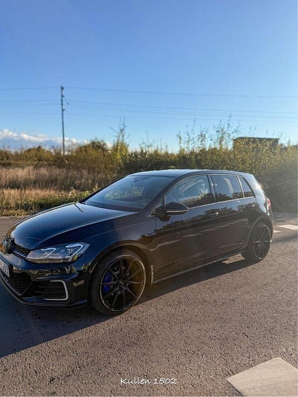 Svart Begagnad 2018 VW Golf VII GTE Halvkombi | 239 000 kr (Dyr) - Bild 1/4