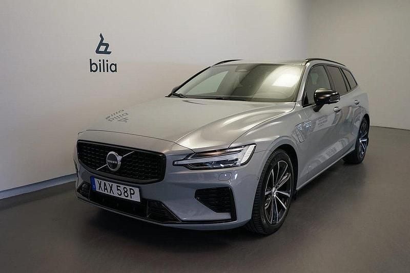Grå Begagnad 2025 Volvo V60 Plus Kombi | 489 500 kr (Marknadspris) - Bild 1/3