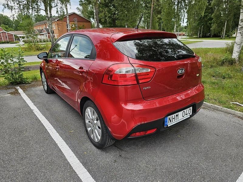 Röd Begagnad 2013 Kia Rio Halvkombi | 55 000 kr (Marknadspris) - Bild 1/4