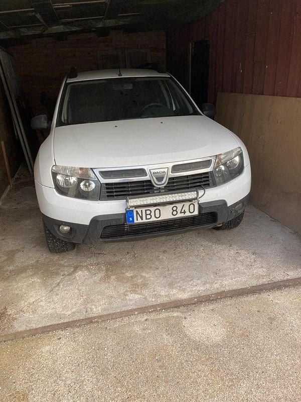 Vit Begagnad 2013 Dacia Duster SUV | 45 000 kr (Superpris) - Bild 1/4