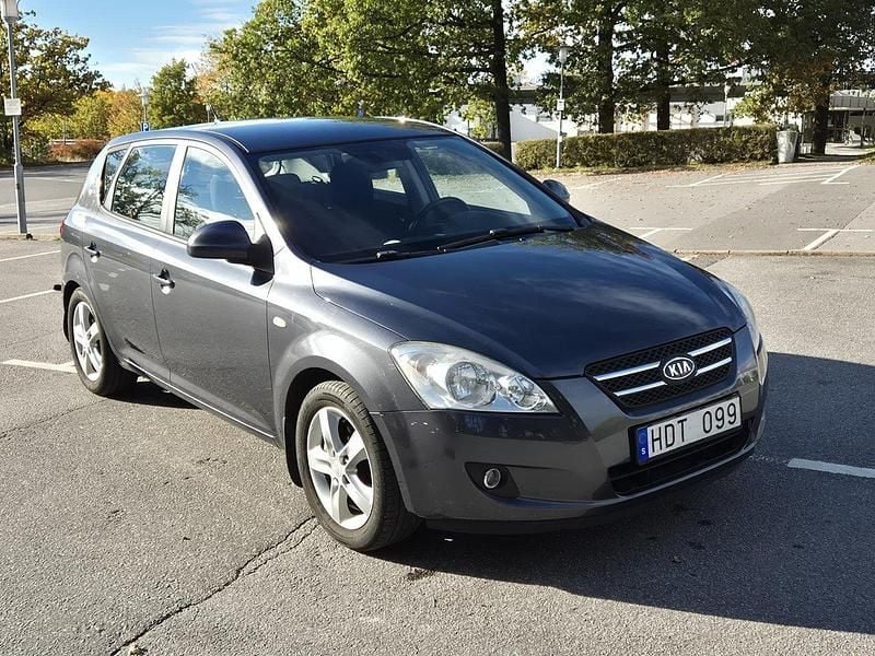 Grå Begagnad 2008 Kia Ceed Halvkombi | 38 000 kr (Marknadspris) - Bild 1/4