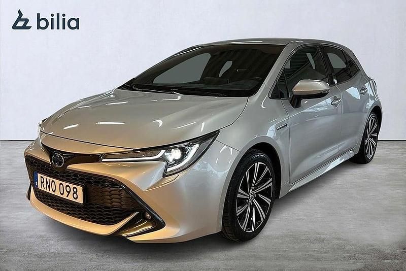 Begagnad Toyota Corolla Hybrid Style 98 HK (72 kW) 2020 Silver Halvkombi