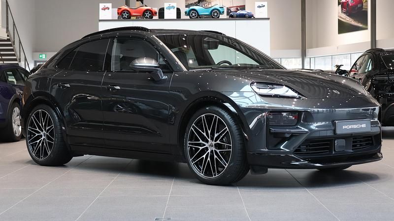 Grå Begagnad 2024 Porsche Macan Turbo SUV | 1 139 000 kr (Superpris) - Bild 1/4
