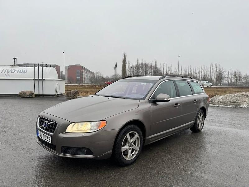 Begagnad Volvo V70 Momentum 175 HK (128 kW) 2009 Grå Kombi