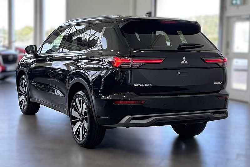 Ny Mitsubishi Outlander P-HEV Invite 306 HK (225 kW) 2025 Moonstone grå SUV