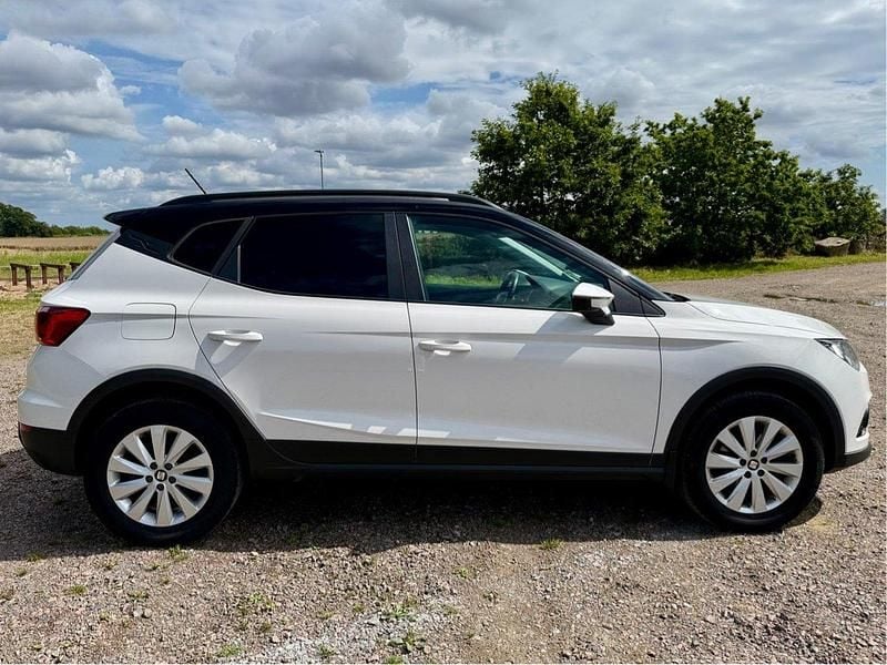 Vit Begagnad 2018 Seat Arona Style SUV | 125 000 kr (Marknadspris) - Bild 1/4