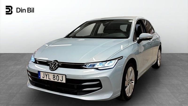 Ljusblå Begagnad 2024 VW Golf VIII Edition Halvkombi | 319 800 kr (Marknadspris) - Bild 1/4