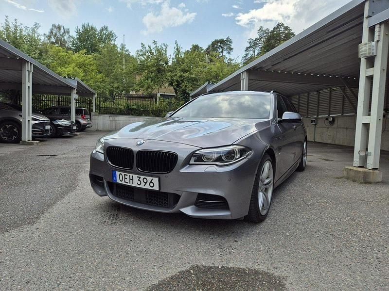 Grå Begagnad 2017 BMW 530 M Sport Kombi | 310 000 kr (Marknadspris) - Bild 1/4