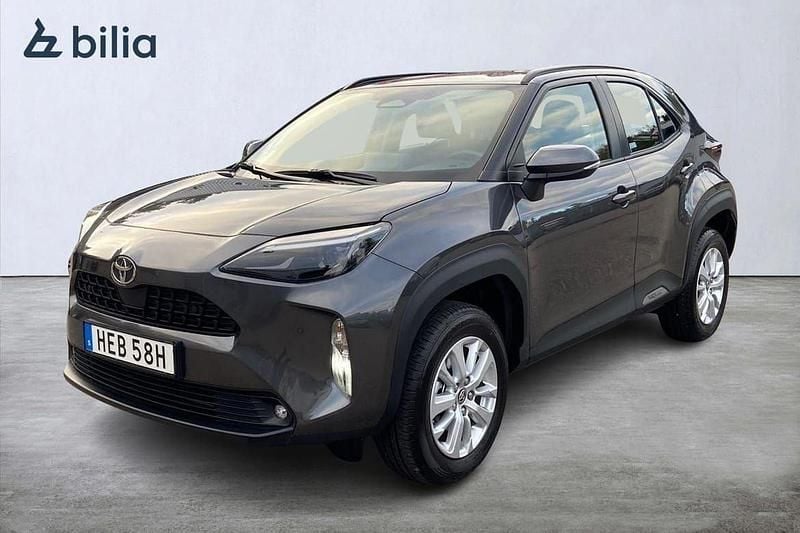 Mörkgrå (grå) Begagnad 2025 Toyota Yaris Cross Active SUV | 304 900 kr (Bra pris) - Bild 1/3