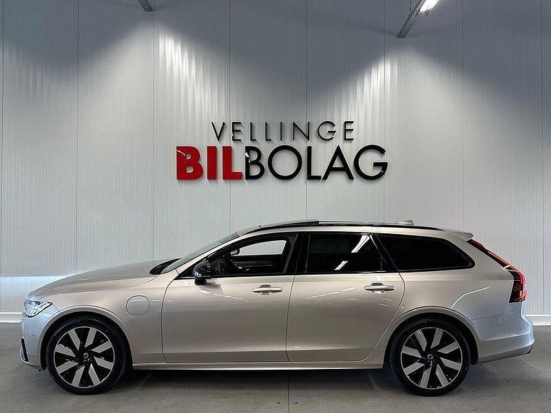 Ljusgrå Begagnad 2023 Volvo V90 Plus Kombi | 479 500 kr (Marknadspris) - Bild 1/4