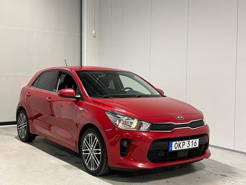 Begagnad Kia Rio 84 HK (61 kW) 2017 Röd Halvkombi
