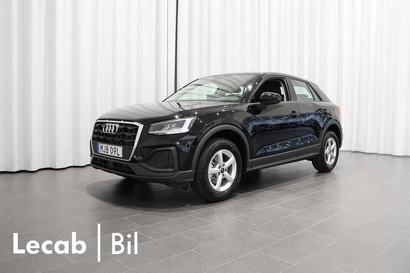 Svart (brilliantsvart) Ny 2025 Audi Q2 SUV | 339 800 kr (Lite dyr) - Bild 1/4