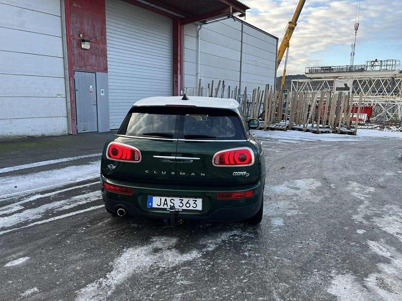 Begagnad Mini Cooper Clubman 150 HK (110 kW) 2016 British racing green med vita stripes Kombi