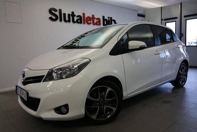 Vit Begagnad 2014 Toyota Yaris Edition Halvkombi | 119 900 kr (Marknadspris) - Bild 1/4