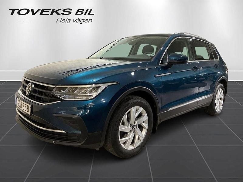 Blå (nightshade blue metallic) Begagnad 2023 VW Tiguan SUV | 349 000 kr (Marknadspris) - Bild 1/4