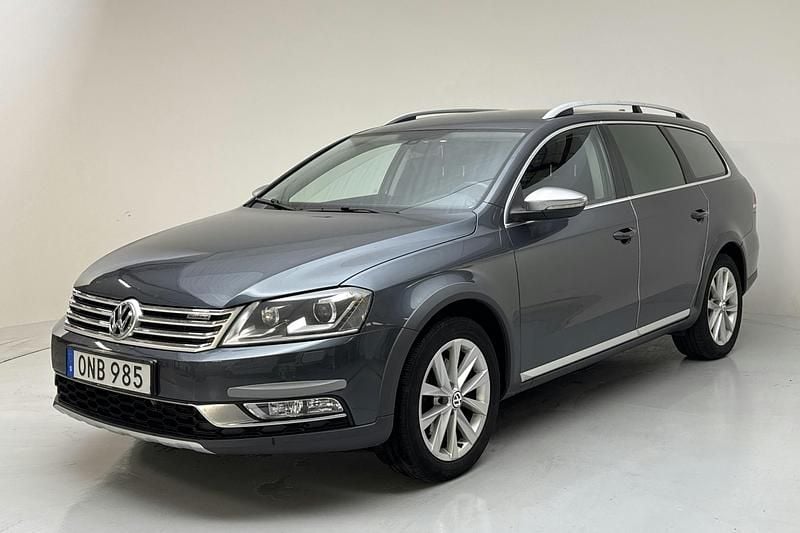 Mörkgrå Begagnad 2015 VW Passat Sedan | 89 500 kr (Superpris) - Bild 1/4
