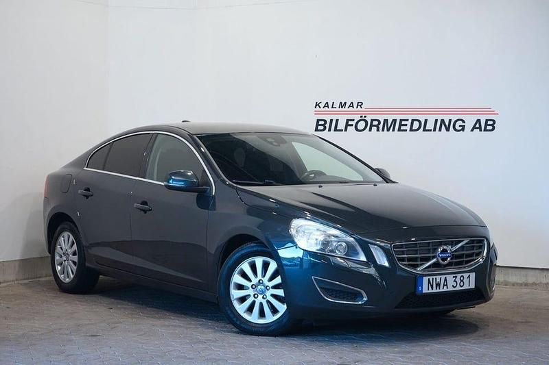 Grå Begagnad 2012 Volvo S60 Momentum Sedan | 89 900 kr (Marknadspris) - Bild 1/4