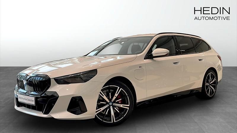 Vit (white) Begagnad 2025 BMW 530e M Sport Kombi | 719 700 kr (Marknadspris) - Bild 1/4