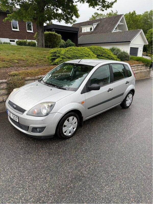 Grå Begagnad 2006 Ford Fiesta Halvkombi | 25 000 kr (Marknadspris) - Bild 1/4