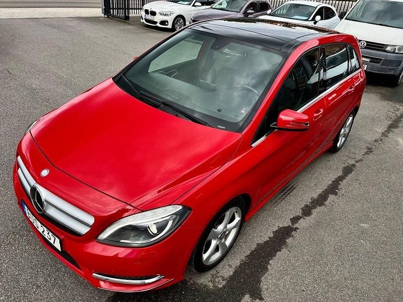 Begagnad Mercedes B180 122 HK (89 kW) 2014 Röd Minibuss