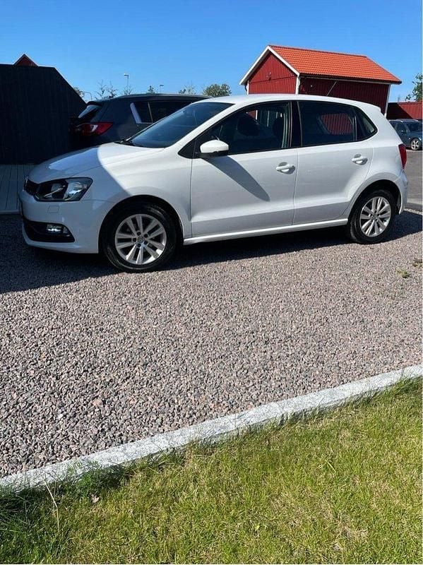 Vit Begagnad 2017 VW Polo Halvkombi | 119 900 kr (Marknadspris) - Bild 1/4