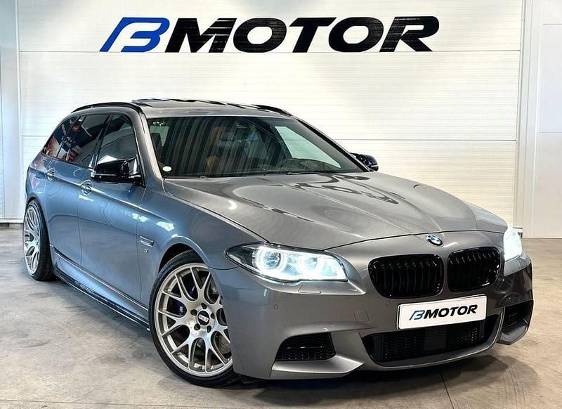 Grå Begagnad 2016 BMW M550 M Sport Sedan | 359 900 kr (Lite dyr) - Bild 1/4
