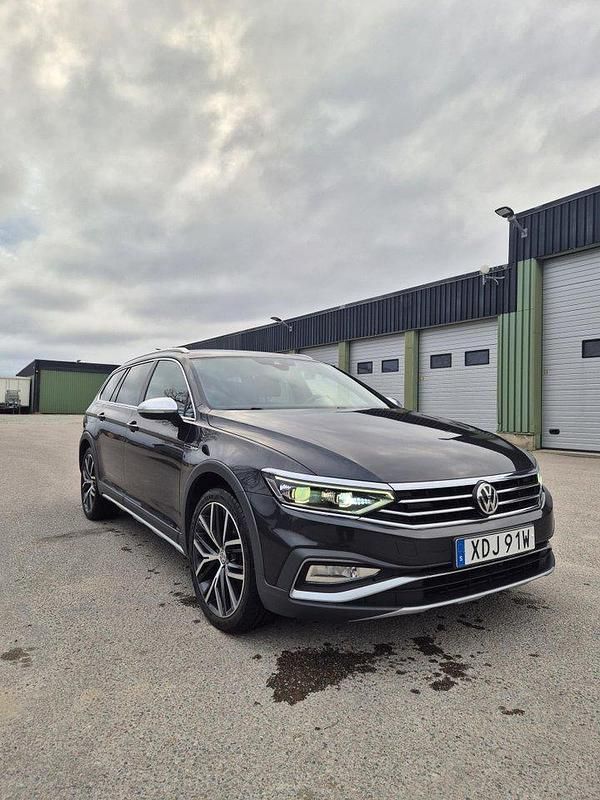 Grå Begagnad 2020 VW Passat Alltrack Kombi | 214 900 kr (Marknadspris) - Bild 1/4