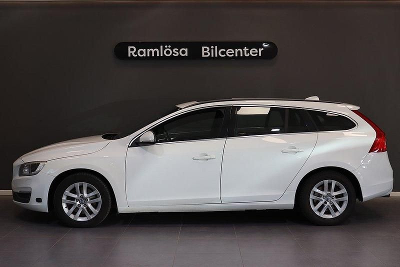 Vit Begagnad 2013 Volvo V60 Momentum Kombi | 109 900 kr (Marknadspris) - Bild 1/4