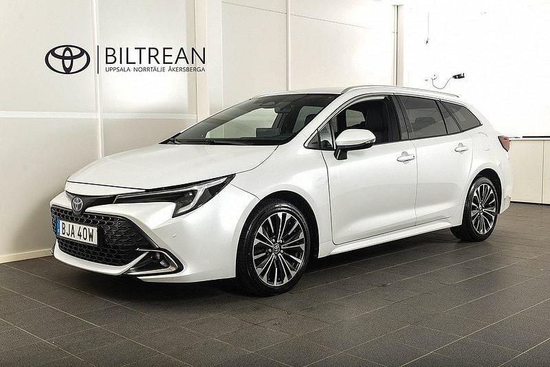Vit Begagnad 2023 Toyota Corolla Style Kombi | 299 900 kr (Marknadspris) - Bild 1/4