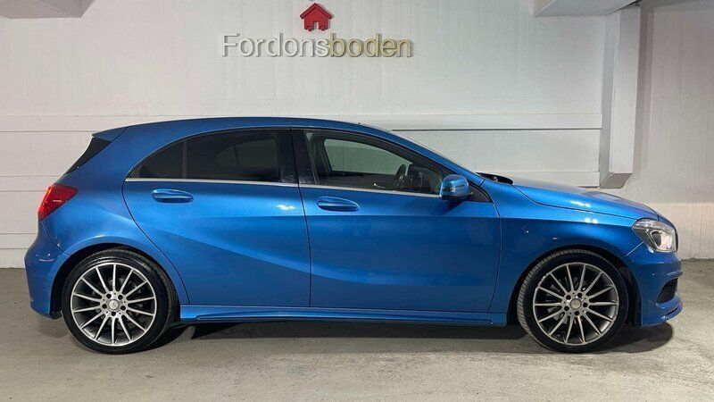 Mörkblå (blå) Begagnad 2015 Mercedes A180 AMG Halvkombi | 149 800 kr (Marknadspris) - Bild 1/4