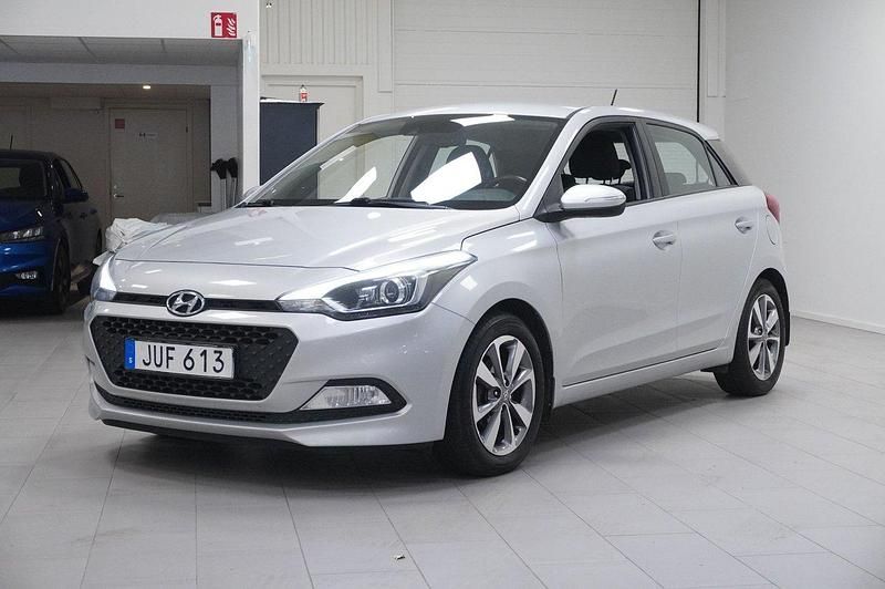 Silver Begagnad 2015 Hyundai i20 Premium Halvkombi | 79 800 kr (Marknadspris) - Bild 1/4