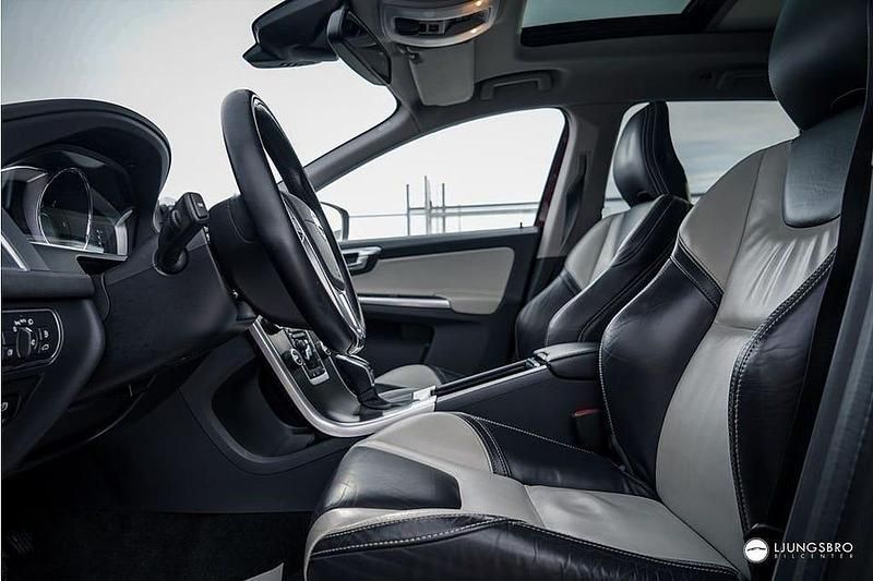 Begagnad Volvo XC60 Business Edition 181 HK (133 kW) 2014 Röd SUV