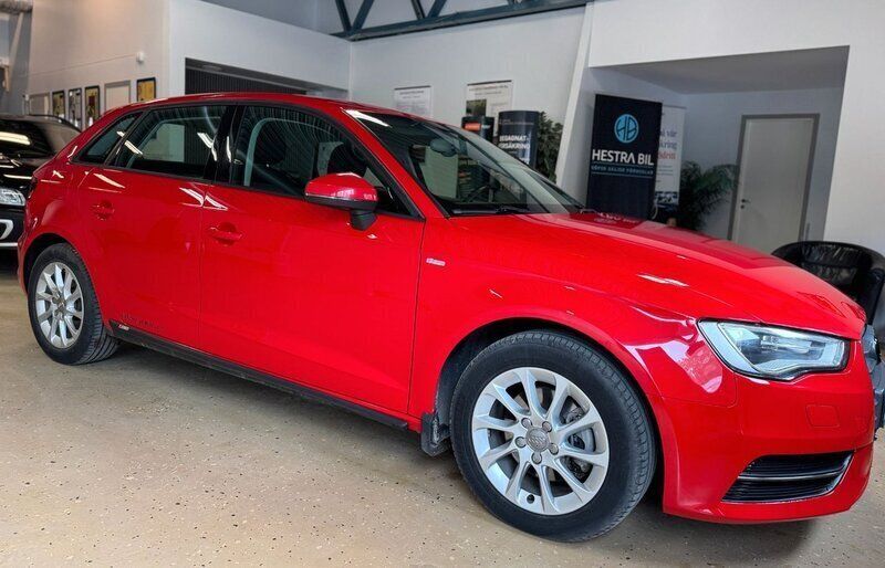 Röd Begagnad 2013 Audi A3 Sportback Attraction Halvkombi | 94 900 kr (Marknadspris) - Bild 1/4