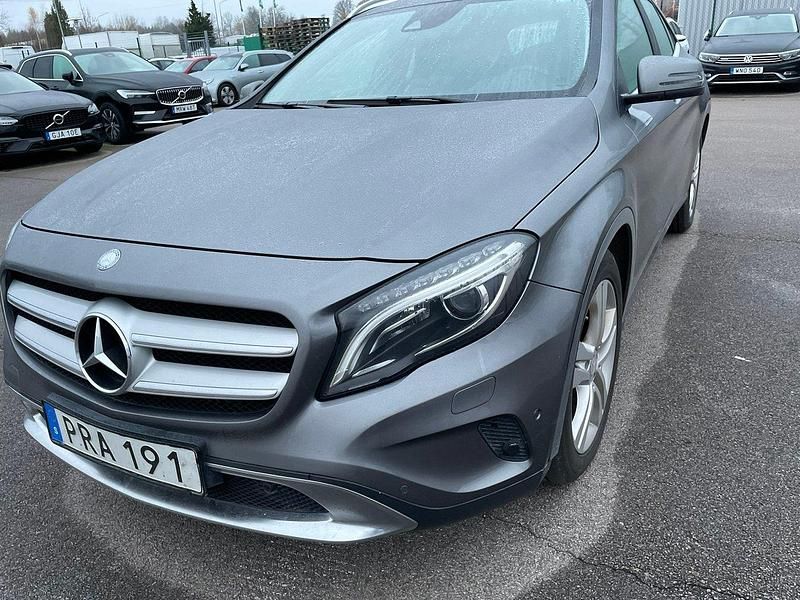 Mörkgrå (bergsgrå metallic) Begagnad 2016 Mercedes GLA200 Edition SUV | 139 000 kr (Bra pris) - Bild 1/2