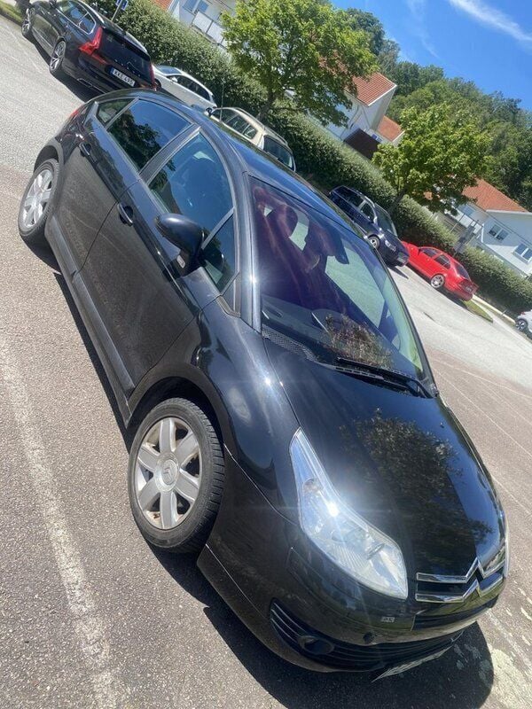 Svart Begagnad 2007 Citroën C4 Halvkombi | 26 000 kr - Bild 1/4