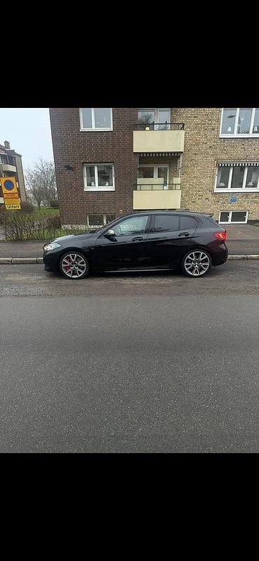 Sapphire black Begagnad 2023 BMW M135 Halvkombi | 440 000 kr (Marknadspris) - Bild 1/4