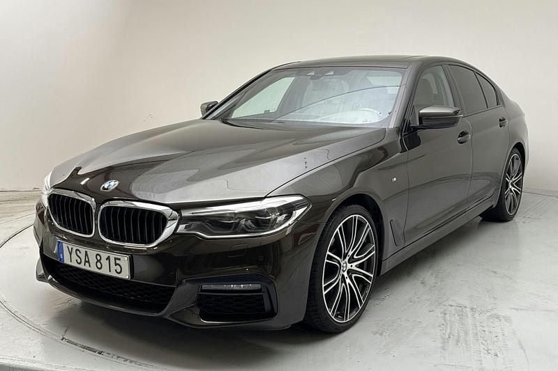 Mörkbrun Begagnad 2019 BMW 530 M Sport Sedan | 369 800 kr (Marknadspris) - Bild 1/4