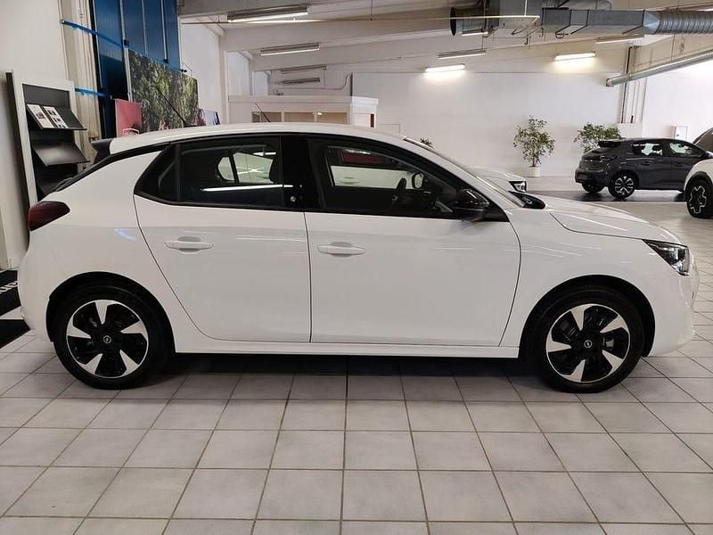 Begagnad Opel Corsa-e Design & Tech 100 kW (136 HK) 2023 Vit Halvkombi