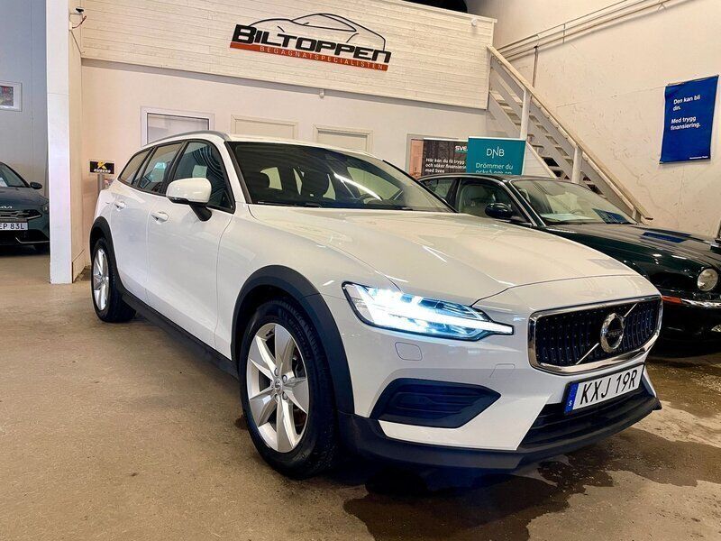 Vit Begagnad 2020 Volvo V60 CC Kombi | 287 000 kr (Marknadspris) - Bild 1/4
