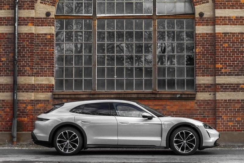 Grå Begagnad 2023 Porsche Taycan Cross Turismo Kombi | 819 000 kr (Marknadspris) - Bild 1/3