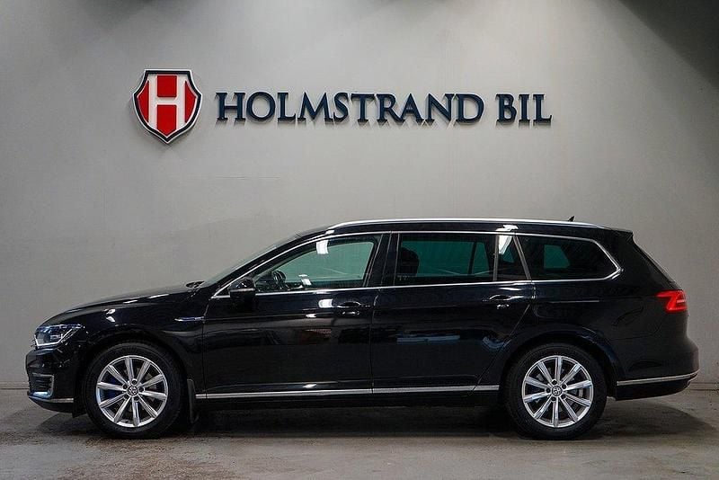 Svart Begagnad 2017 VW Passat Executive Kombi | 159 800 kr (Marknadspris) - Bild 1/4