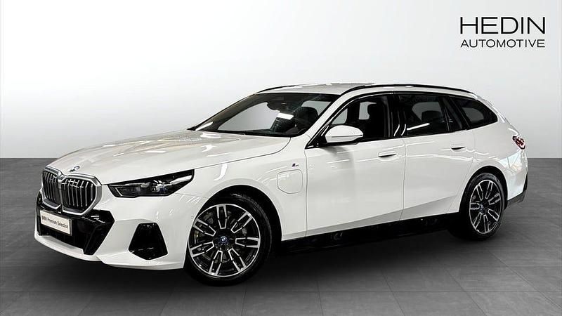 Vit Begagnad 2025 BMW 530 M Sport Kombi | 598 700 kr - Bild 1/4