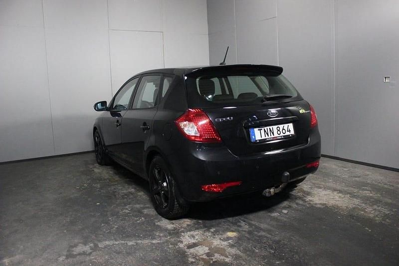 Begagnad Kia Ceed 128 HK (94 kW) 2012 Svart Halvkombi